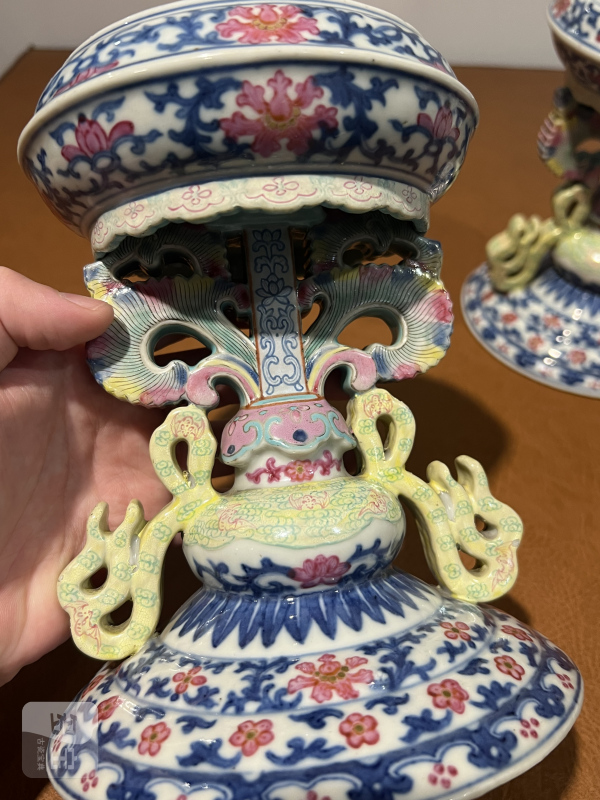 清乾隆 青花粉彩缠枝花卉纹供座（一对） - 图8